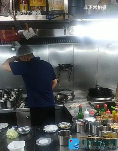 员工手抓出餐菜品偷吃 炒锅洗扫把 灶台旁赤膊洗衣服……"北李妈妈菜"