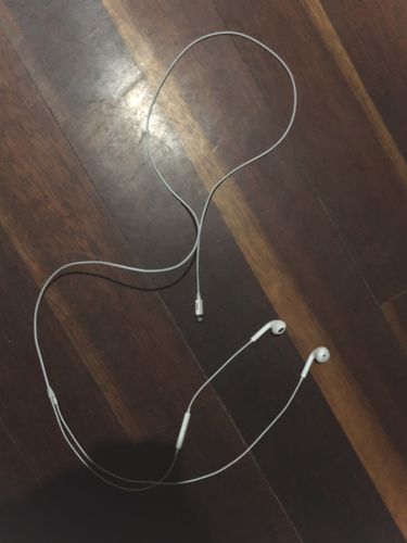 求大神帮我p一张剪断的耳机,跪谢?