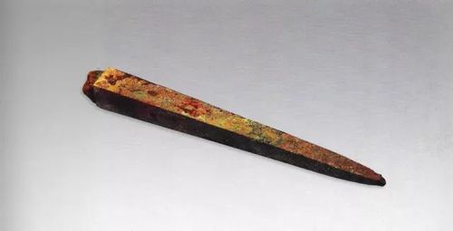 >  青铜文化 > 杂项      为方锥形凿,銎口呈梯形,凿身上部有一小穿孔