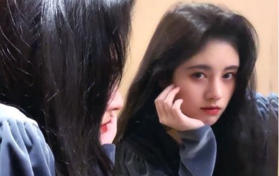 当看到镜子里出现的鞠婧祎,全网