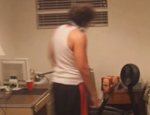 一言不合就发飙小哥打输游戏之后狂暴怒砸电脑