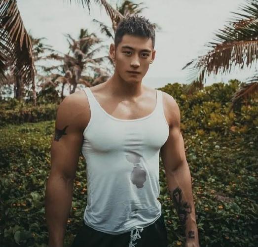 御用男模特,八块腹肌,太有男人味了,练这样的身材竟