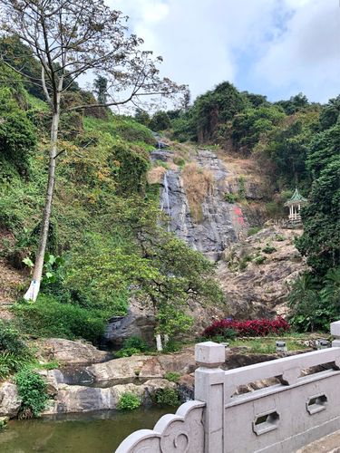 广州市干部疗养院,位于广州市黄埔区岭头鸡啼山畔.