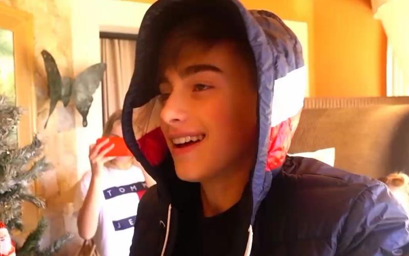 【johnny orlando】正太拆圣诞礼物