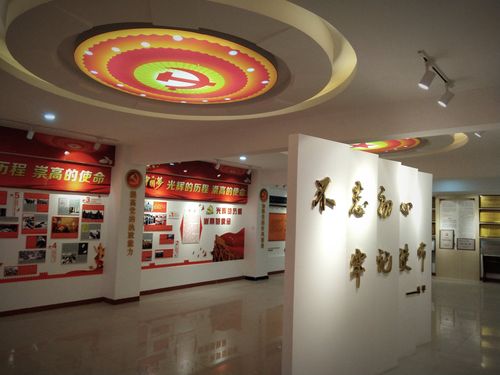 走进薛庙社区村史展览馆,穹隆型天花板上镶嵌着党徽和国徽,红黄相间