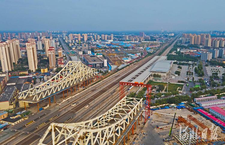 河北廊坊光明道上跨铁路桥项目加紧施工