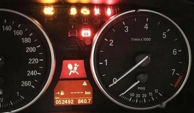 【技术案例】宝马e70在下雨天仪表就会有多个故障灯报警