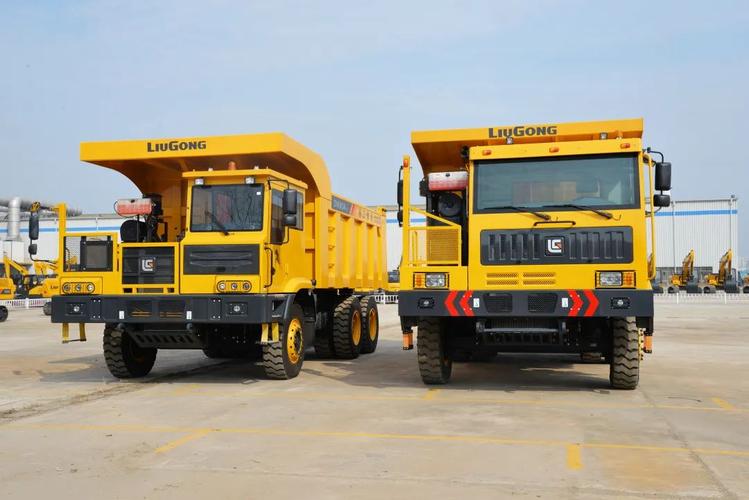 挖掘机,推土机,滑移装载机,宽体自卸车,移动破碎筛分设备等 都摆出了