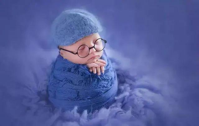 育儿宝典刚出生的小宝宝为什么会经常呕吐怎么护理呢