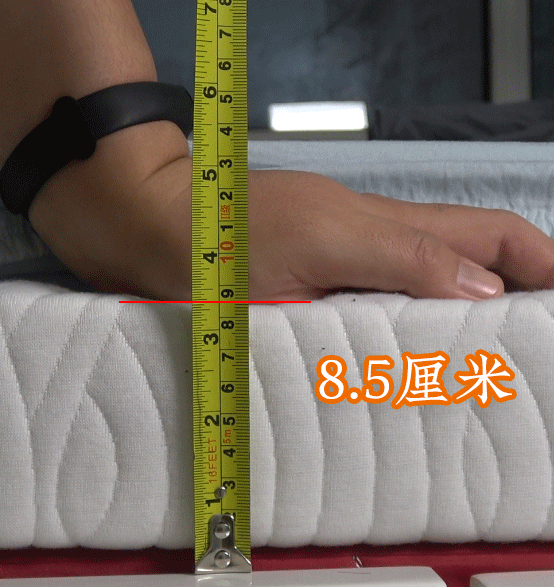 棕垫4厘米高,比床帮外沿高1厘米,再加上乳胶床垫,一共是8.