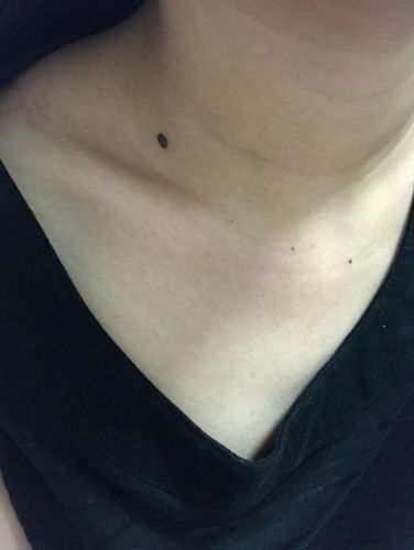 右锁骨上面一点,在锁骨窝上一点有个痦子有什么说法呀?好不好?