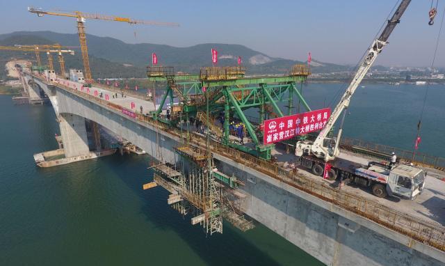 湖北汉十高铁汉江特大桥主体完工是世界最大跨度梁拱组合桥