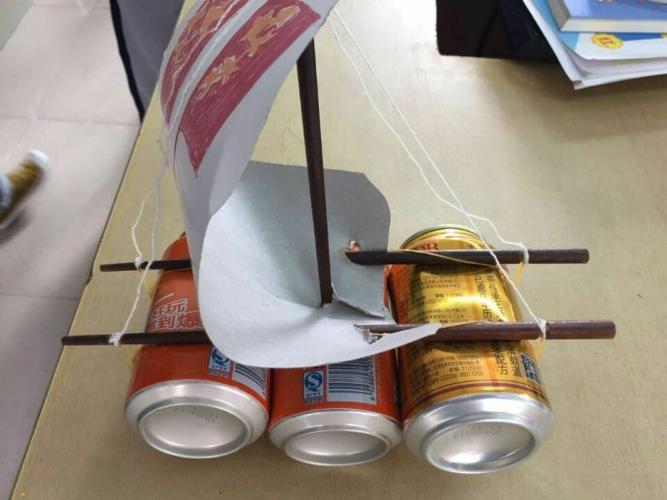 做法:1,把三个易拉罐两边用筷子和橡皮筋固定.