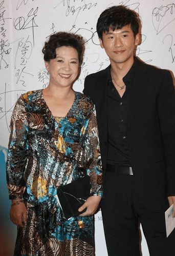 王馥荔真是越老越富贵和儿子站一起挺幸福虽然有皱纹但很耐看