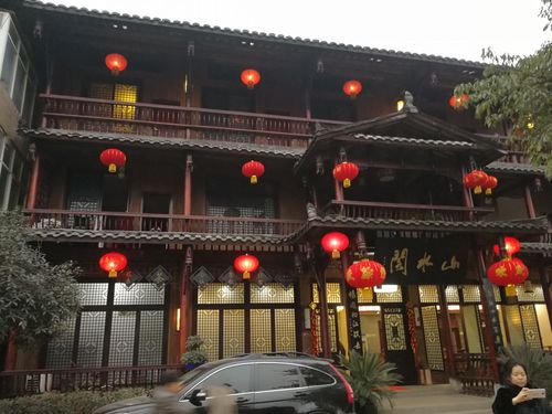 望江客栈的二楼上,在朦胧的灯火中,听雨望江,才仿佛找到了"烟雨柳江"