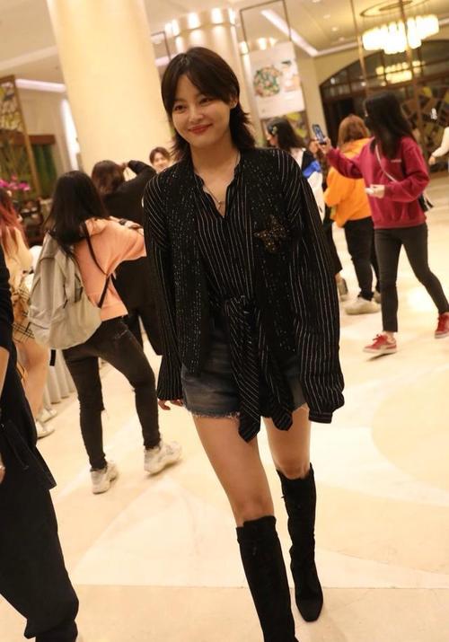 辛芷蕾穿长筒靴,大秀迷人身材,性感美腿太诱人