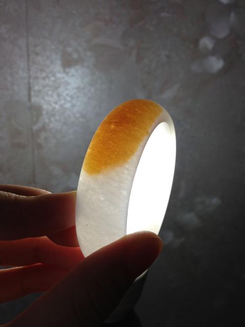 高手帮忙鉴定下这是金丝玉吗?是不是染色的?大概值多少钱?