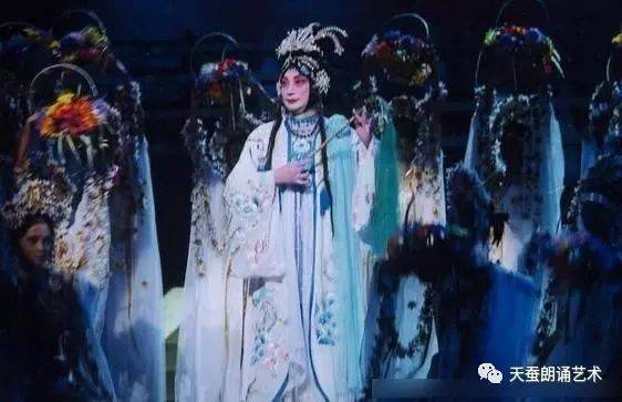 作词:翁思再 作曲:杨乃林 演唱:梅葆玖 梨花开,春带雨 梨花落,春入泥