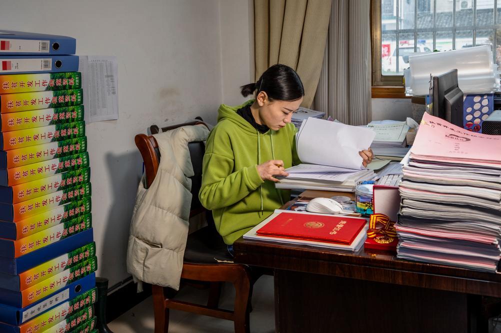 詹雅菁,现任东临溪镇人民政府政府乡村振兴员,积极推动脱贫攻坚工作