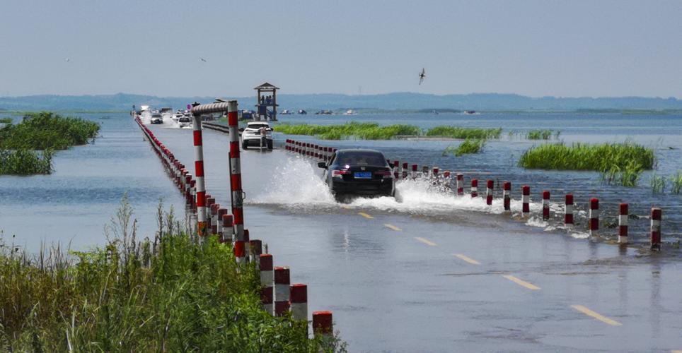 写美篇        鄱阳湖上一条通往吴城的公路,每年的汛期,湖水没过公路