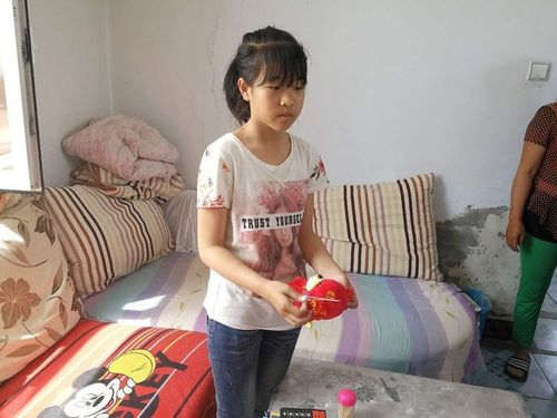 黄小妹,五原县银定图乡一名六年级的学生,母亲因病去世,父亲失踪,后