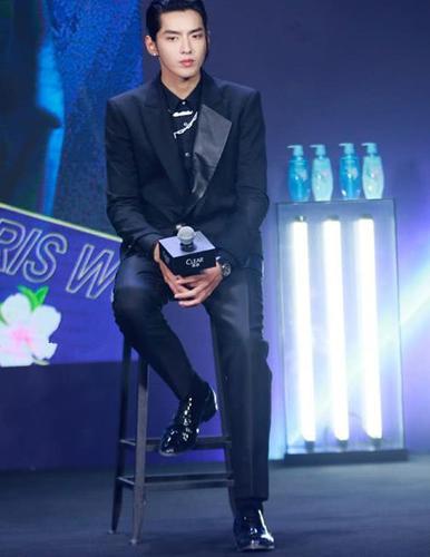 吴亦凡穿黑色西装套装,再穿一双皮鞋,男生这么穿魅力全开!