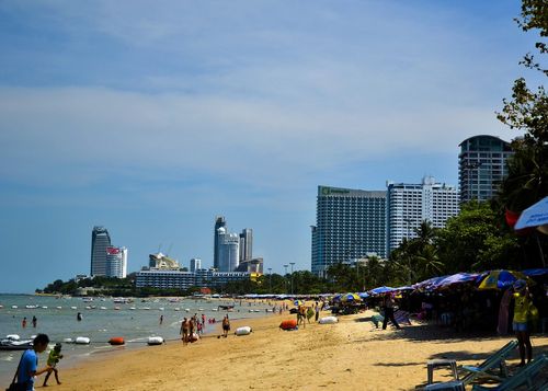 泰国芭堤雅金沙岛海滩泳场