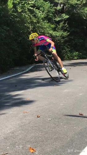 公路车怎么压弯?