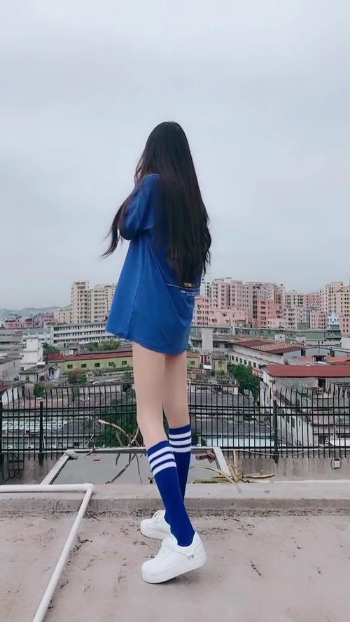 长腿美女一身简单穿搭不失时尚,这才是背影女神!