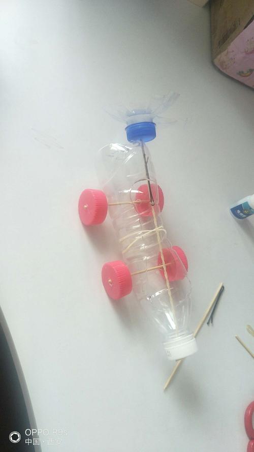 注意看看组装哦,为了方便穿橡皮筋,我们把矿泉水瓶上面部分中间可以