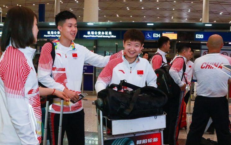 国乒10小将出征亚运!马龙丁宁率大部队送行 龙队紧握樊振东手加油
