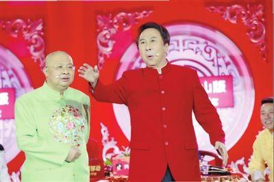 辽视春晚上,著名相声演员冯巩和王振华表演的《乡音总