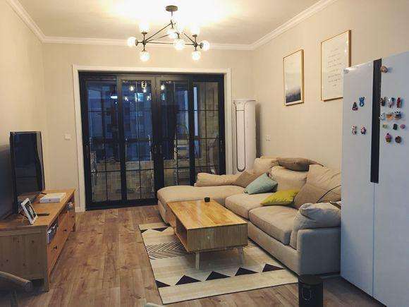 工作的时候是有磁场的,这些对我们人体是有害的,如果冰箱放客厅里的话