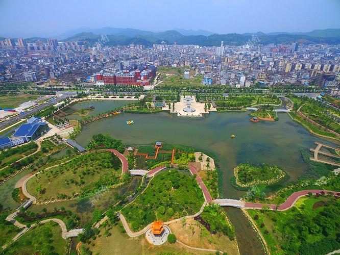 汝城县城的龙王庙公园与远山辉映,让这座小城显得那么舒爽.