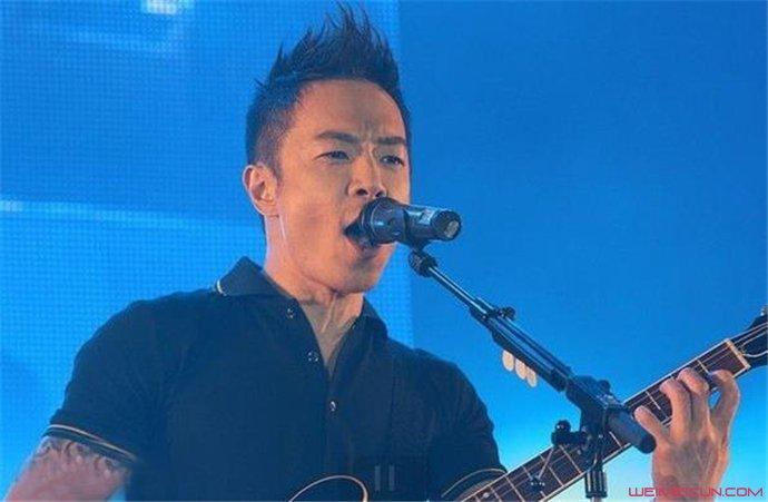 黄贯中年轻时太帅了 黄贯中年轻时长发照片帅气吸睛