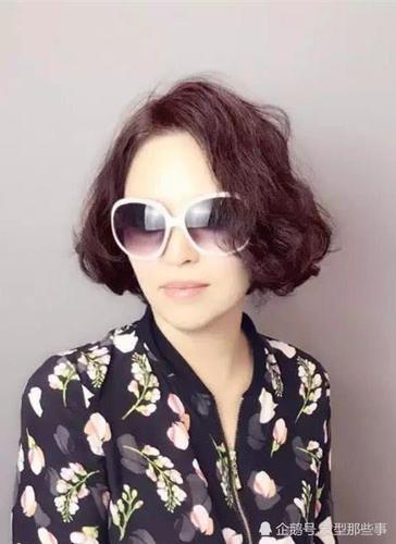 剪短发烫小卷这才是最适合中年女性的发型
