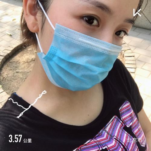 不舒服只能纯溜达,整个公园只有我一人这装扮,戴口罩只是怕再被晒黑啊