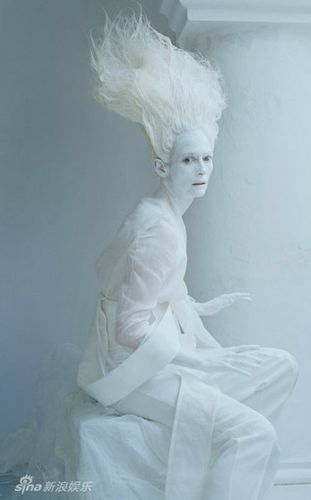 蒂尔达99斯文顿另类写真曝光 全白造型似女王(组图)
