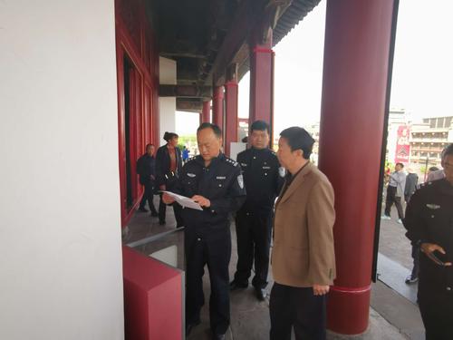 碑林分局南大街派出所就巴黎圣母院火灾事件对钟鼓楼进行检查.