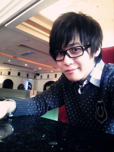 李炜长得像