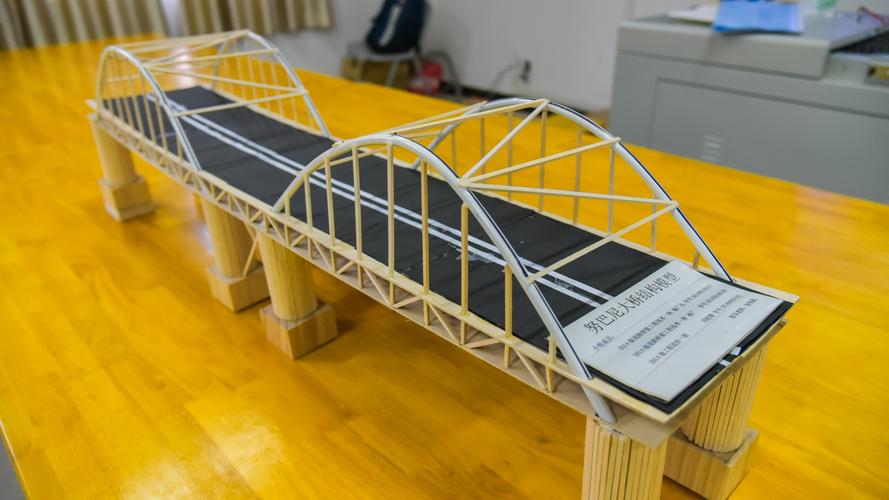 道桥专业学生制作的桥梁模型1