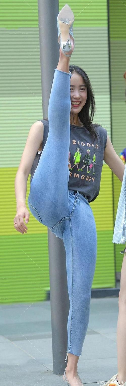 美女动作这么标准?应该是经常练习劈叉吧