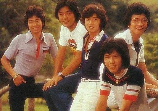 1973年,由谭咏麟,钟镇涛,彭健新,叶智强,陈友五名成员组成的 温拿乐队