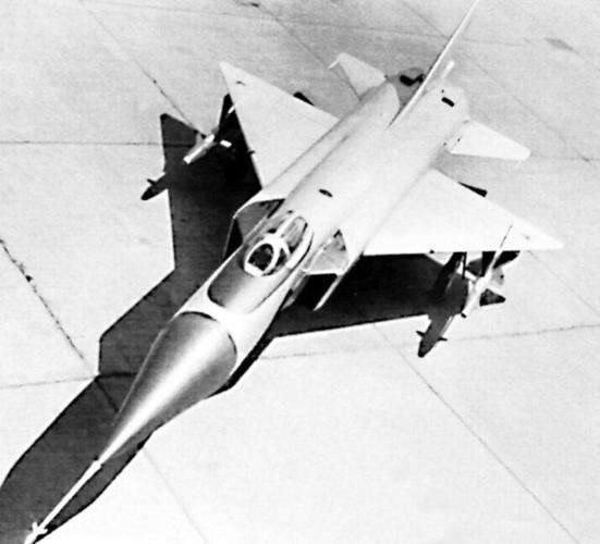 后期改进型号苏-15tm研制的时候,将机翼改为了双三角翼,外翼段的