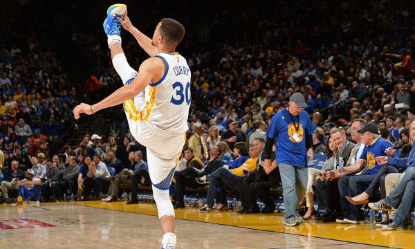 毕竟nba有过许许多多天之骄子,但现在的库里是日天的人.感受一下.