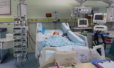 住院第二天,她就进了picu(儿童重症监护病房).