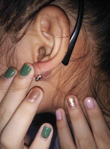 耳钉后面的金属耳塞取不下来了 怎么办