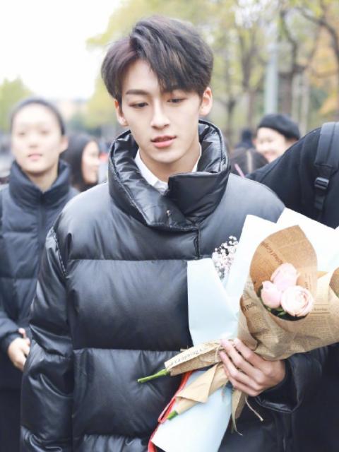 何洛洛参加艺考素颜照曝光,未修图颜值逆天,堪称"高配