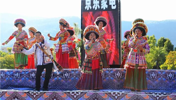 伴着欢乐的音乐,《阔时迎新》《傈僳酒歌》《超越葫芦笙》《欢乐的