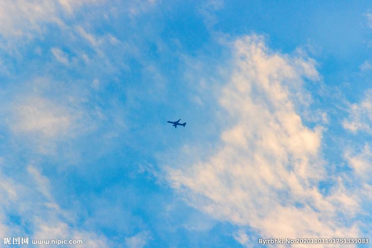 蓝天晚霞飞机图片